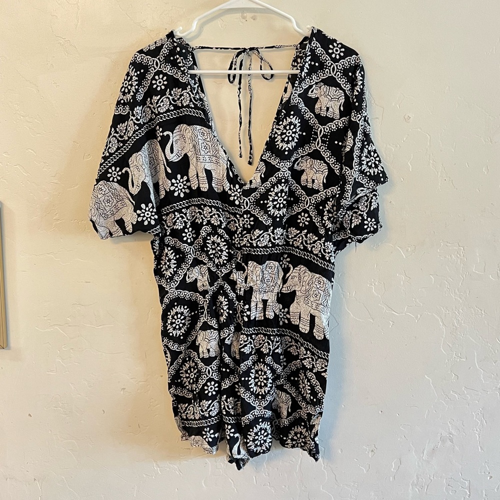 Girl Evolution Black & White Printed Short Sleeve Romper Medium